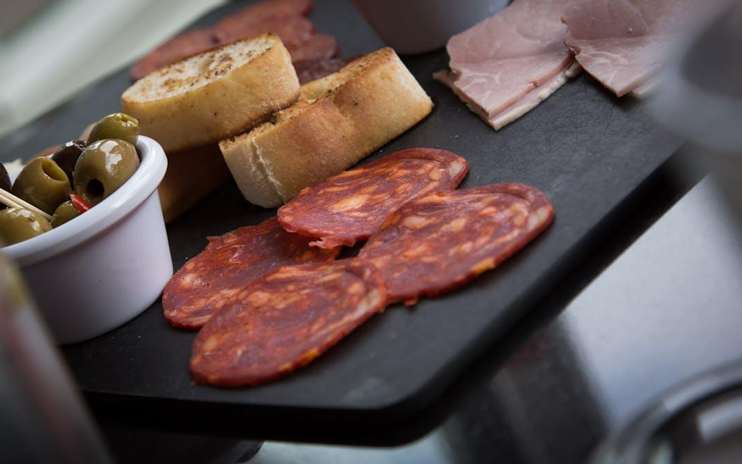 Maitriser les techniques de decoupe du jambon cru